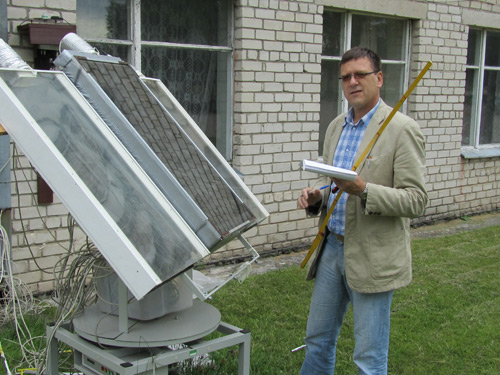 Vadošais pētnieks A. Āboliņš veic pētījumus ar gaisa uzsildes saules kolektoriem